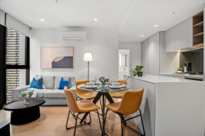 Stunning 2BR Apartment in Melb CBD with Pool and Gym
